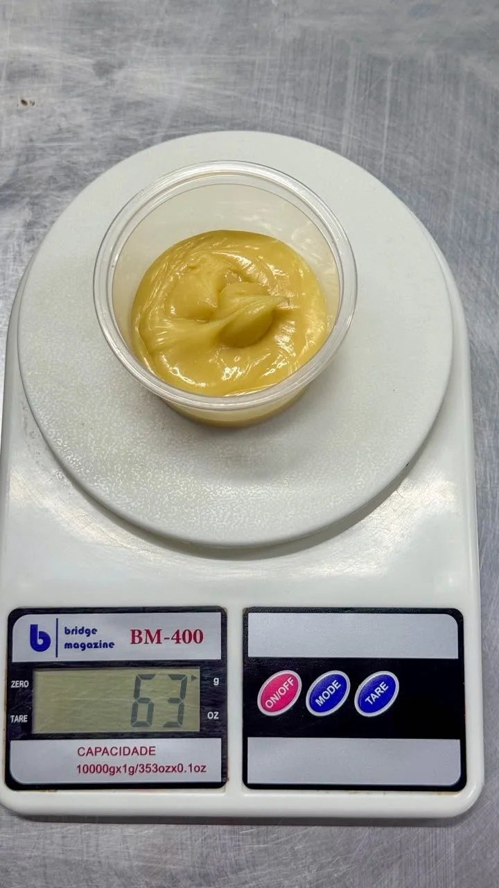 A base de creme sendo montada no pote