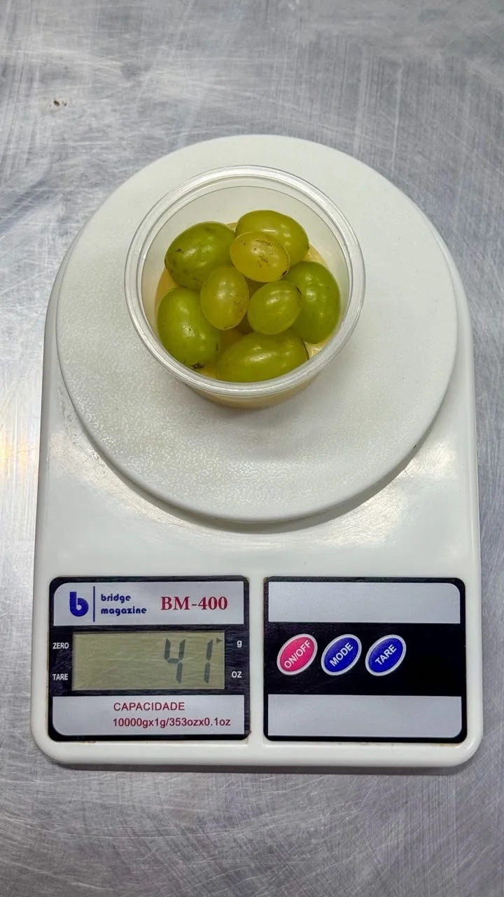 Camada de uvas verdes geladinhas